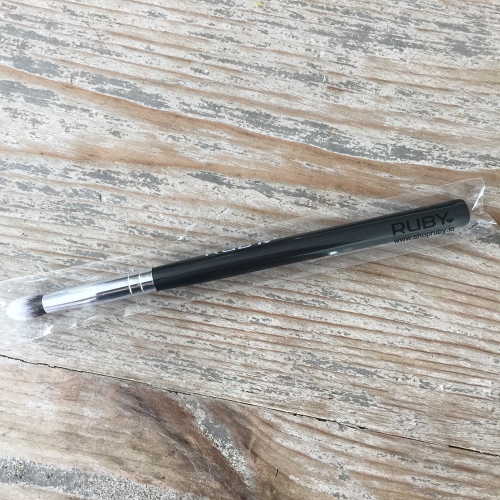 RUBY Eyeshadow Blending Brush CRUELTY FREE